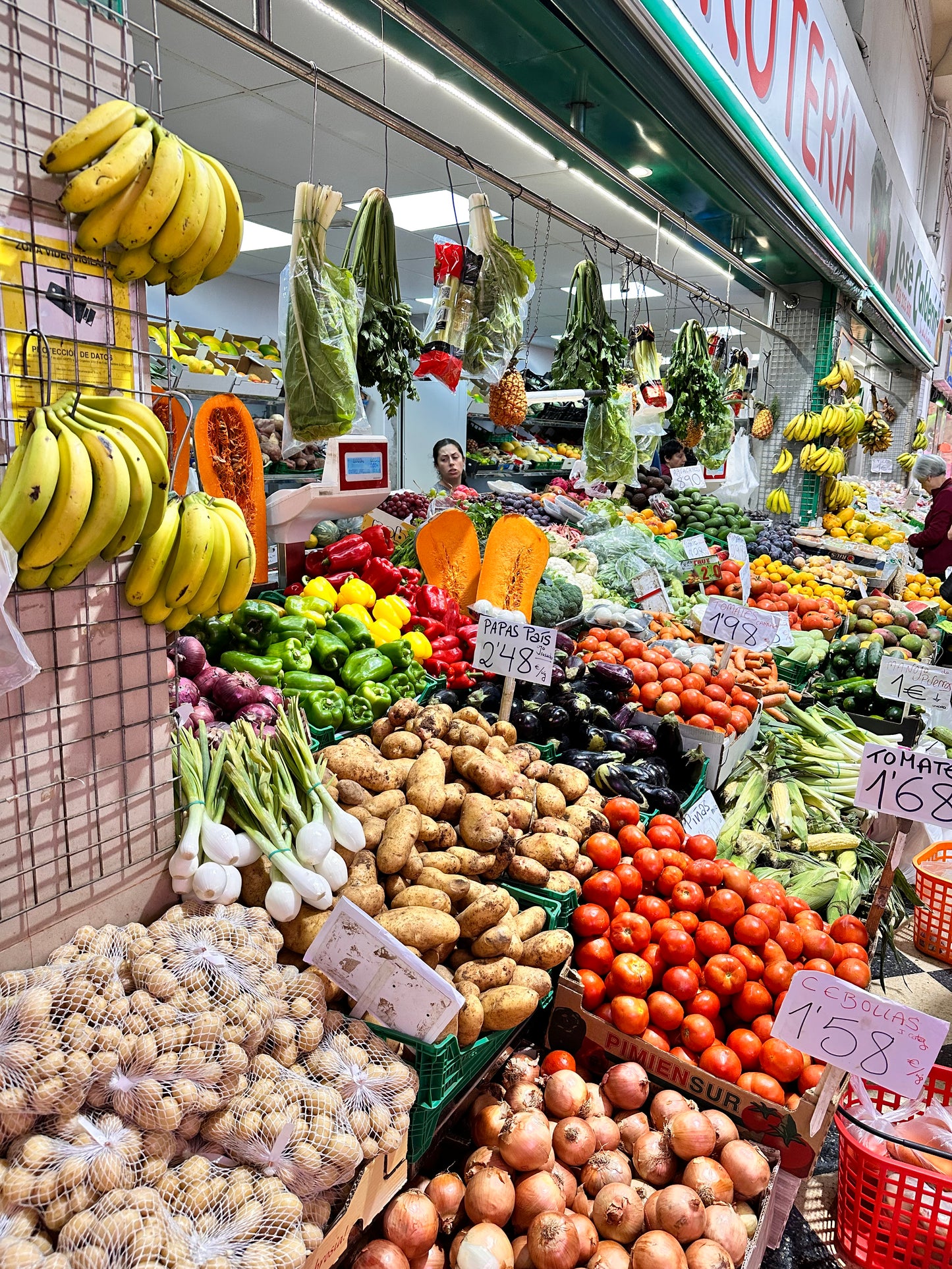 Gran Canaria Tapas, Wine, Local Food Market & Old Town Tour & Firecrackers